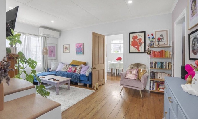 Petone Casa | Beach, bars, cafes, shops, and cinema on your doorstep!