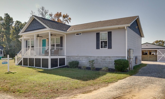 Chincoteague Casa | ‘Beach Bay Pony Place’ w/ Ponies: 1 Mi to Water!