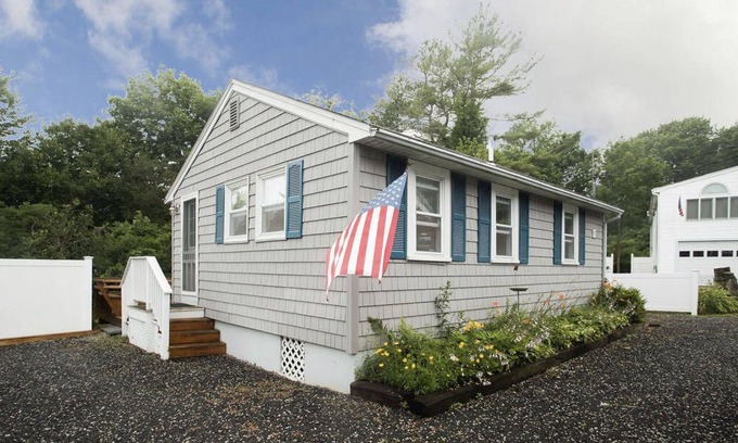 York Beach Cabaña | Beach Bliss! Cute 2 bed/1 bath cottage — 3 min. walk to Long Sands Beach!