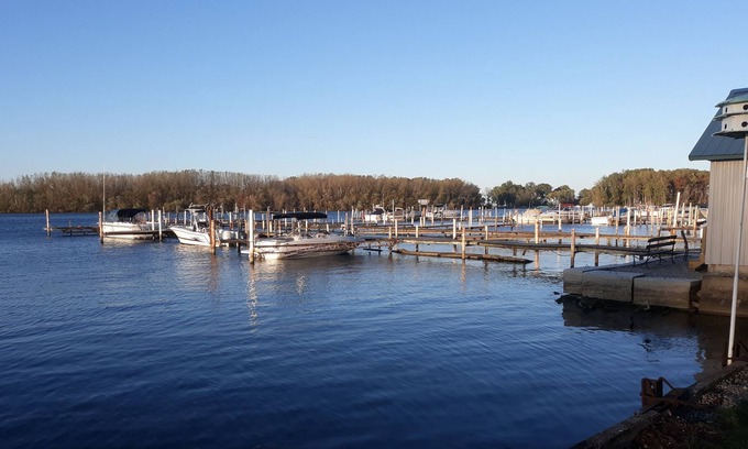 Marblehead Casa | Waterfront Boathouse en East Harbor, Lakeside Marblehead