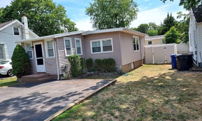 Point Pleasant - Toms River Casa | Beach Bungalow in peaceful Toms River with AC, WiFi, beach badges.
