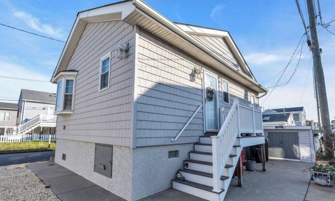 Lavallette Casa | Beach bungalow that can sleep up to 6! 4 minute walk to the beach!