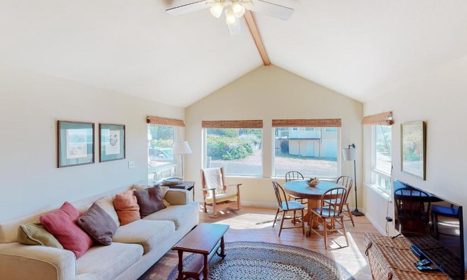 Rockaway Beach Casa | Beach Cabin Getaway