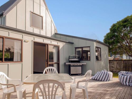 Whangamata Casa | Beach Central - Whangamata Holiday Home