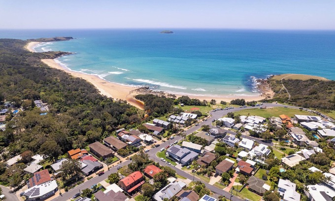 Emerald Beach Casa | Beach Cockatoo, Sleeps 4, start your day with a surf or walk on the beach