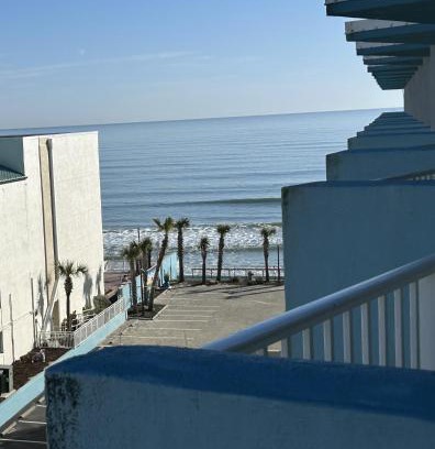 Daytona Beach Apartamento | Beach Condo with Pool & Tiki Bar!