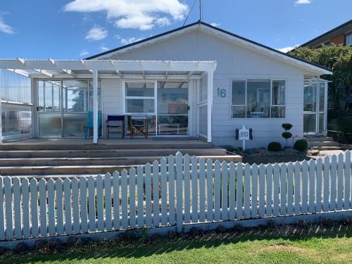 Riverton Casa | Beach Cottage - A Cosy Beach Cottage Charmer