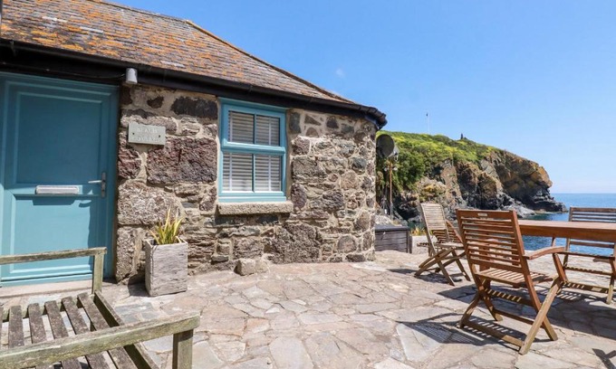Cadgwith Casa | Beach Cottage