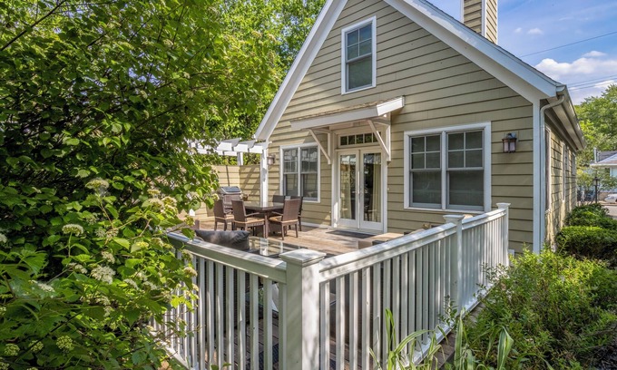 Michigan City Cabaña | Pasos de 3BR Beach Cottage a las orillas arenosas de Sheridan Beach del lago Michigan
