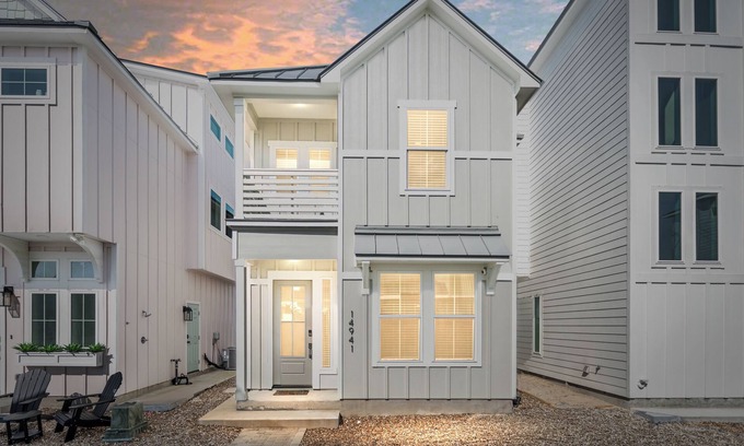 Corpus Christi Cabaña | Beach Cottage on North Padre Island~Walk to beach~Canal access~Pool