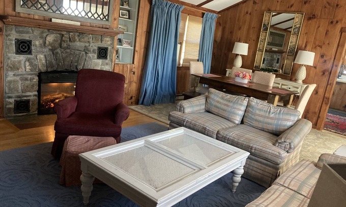 Saunderstown Casa | Beach Cottage shabby/chic comfortable home