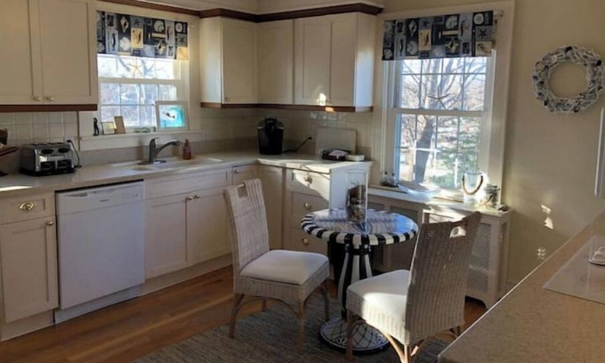 Westerly Casa | Beach cottage sleeps 6 great location close to Misquamicut