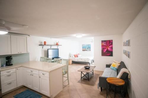 Punaluu Apartamento | Beach & Country Beachfront Studio