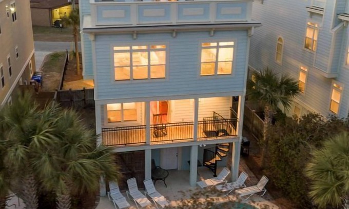 Isle of Palms Casa | 'Beach Daze' ~ ASCENSOR, PISCINA PRIVADA, TECHO SUPERIOR CON VISTAS AL OCÉANO