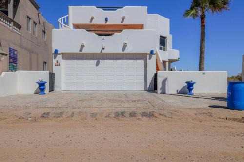 Jimenez Casa | Beach & Desert Oasis