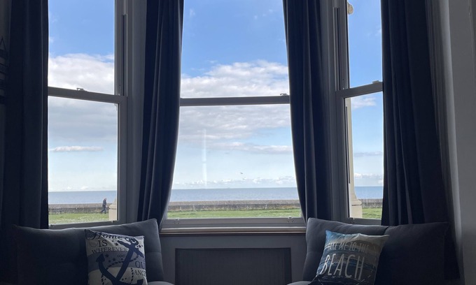 New Romney Apartamento | Beach Front 2 Bedroom Apartment with Uninterrupted Sea Views