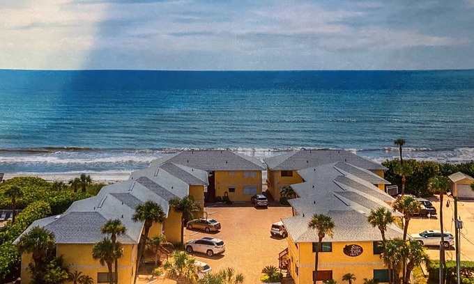 Satellite Beach Condominio | Beach Front Condo with Ocean View and Great Community Deck on the Space Coast!