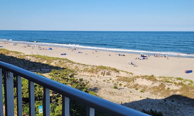 Sea Isle City Condominio | Beach front condo with ocean front balcony, swimming pool, tennis, pickle ball