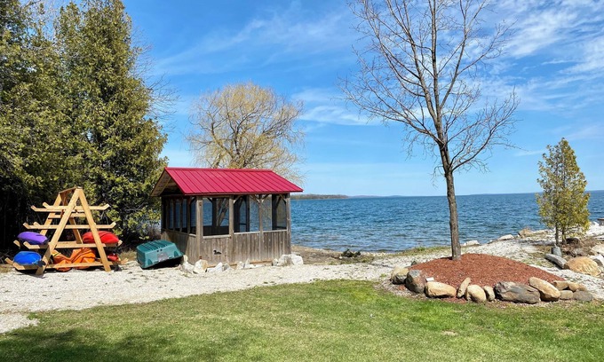 Manitoulin District Cabaña | Beach front cottage rental on Manitoulin Island