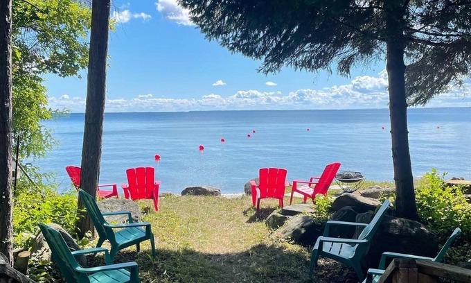 Innisfil Cabaña | Beach Front Cottage on Beautiful Lake Simcoe