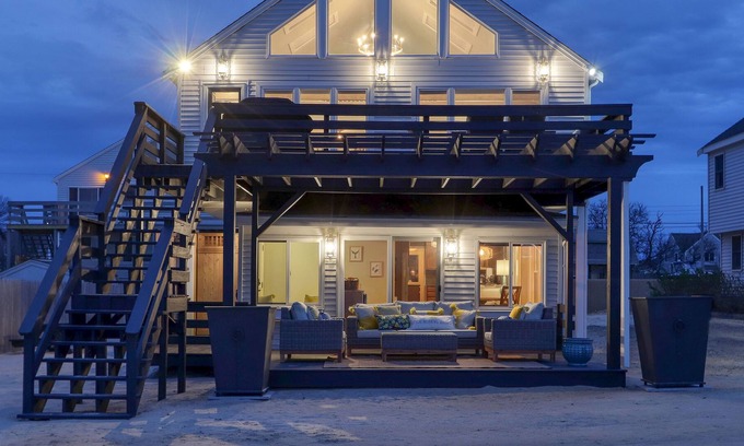 Dennis Cabaña | Beach Front Cottage on Mayflower Beach