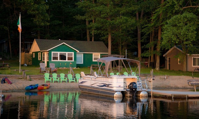 Mecosta Cabaña | Frente a la playa Cottage en la familia agradable Pretty Lake. Puestas de sol, pesca y diversión!