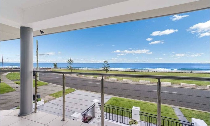 Kooragang Casa | Beach Front Experience with Point Blank Ocean Views