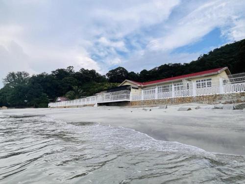 George Town Villa | Beach-Front Family Bungalow with Seaview Pool, KTV, Pool, PS5, Speaker System, BBQ & more!