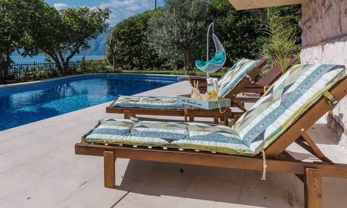 Dobrota Villa | Casa de vacaciones frente a la playa Villa Radanovic con piscina y vistas al mar de la bahía de Kotor