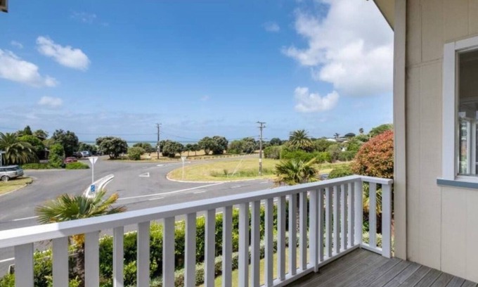 Te Awanga Casa | Beach front home stay