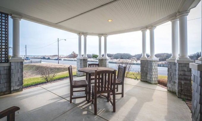 Admiral Estates Casa | BEACH FRONT HOME WITH POOL