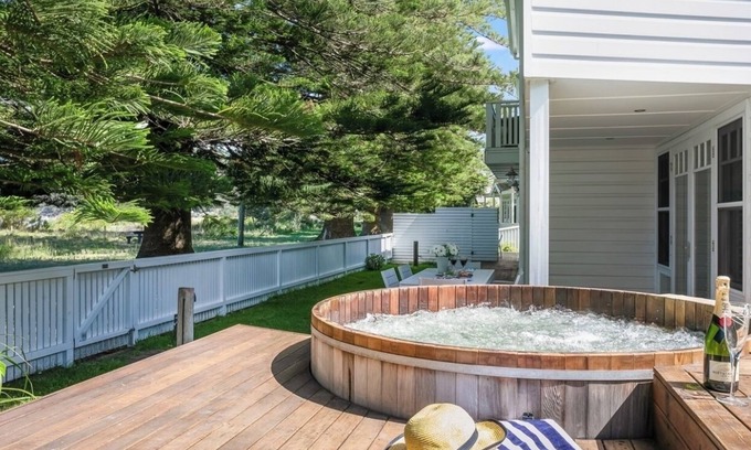 Patonga Casa | Beach Front House Outdoor Hot Tub Sauna