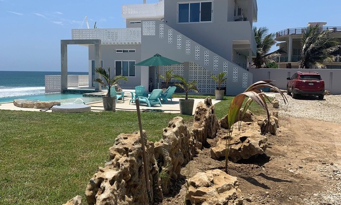 Houston Heights Casa | Beach front on Agua Blanca beach.