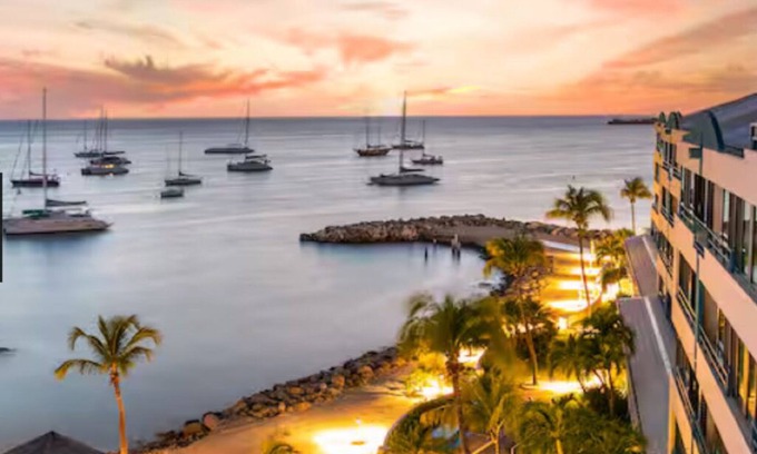 Little Bay Apartamento | BEACH FRONT Spacious 2-bedroom hotel suite with kitchen, balcony in Philipsburg.