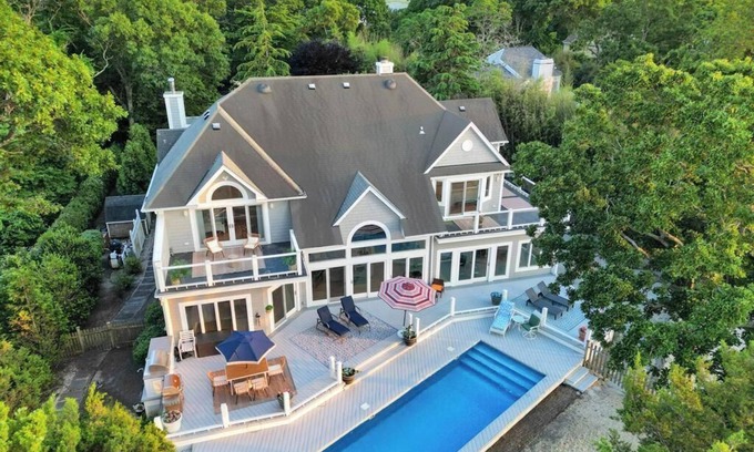 Nissequogue Casa | Beach Front Villa. Sleeps 10