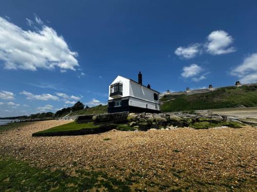 Netley Casa | Beach Front Watch House, Lepe