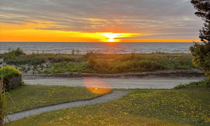 Wasaga Beach Casa | Beach Front / Water Front Family Friendly Home on Allenwood Beach Wasaga