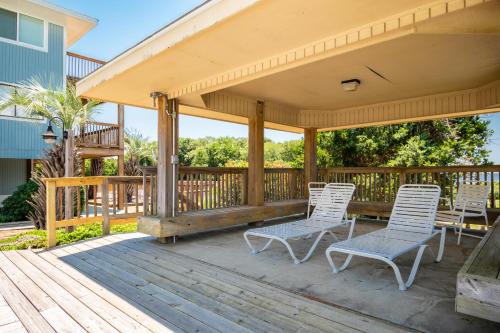 Caswell Beach Casa | Beach Getaway Among The Oaks