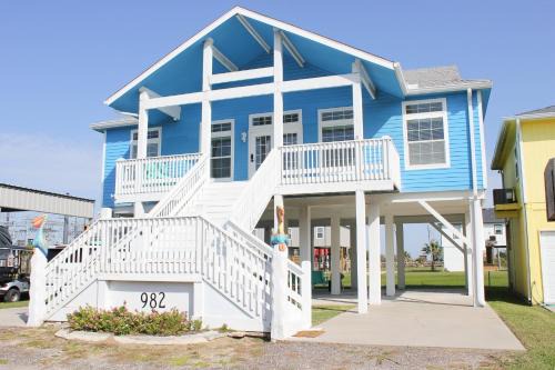 Crystal Beach Casa | Beach Getaway at 2 Pelicans Walk to the Water