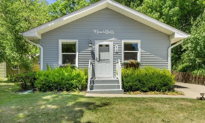 Saugatuck Cabaña | Beach Glass Block From Heart of Saugatuck!