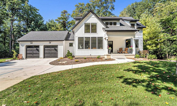 Fennville Casa | Beach Glass Retreat - Pickleball, Lake access 2 minute walk away, luxury home