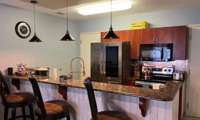 National Gardens Condominio | Beach/Harley Davidson's King Bed & 75 inches