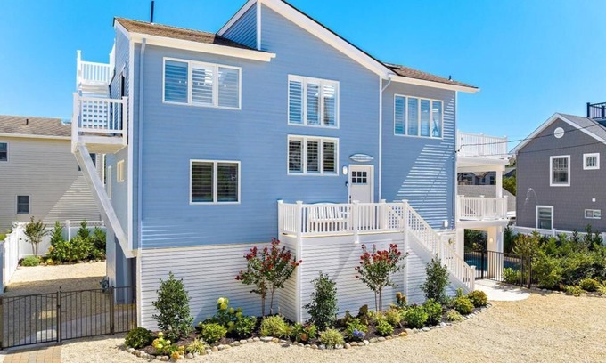 Peahala Park Casa | Beach Haven Park 4 Bed, 2.5 Bath Reverse Living, Beach Block, Heated Pool