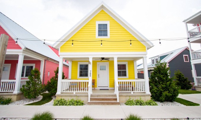 Celina Cabina | Beach Hive - 1 Bed/2 Loft Lakeside Cottage w/ HOT TUB!