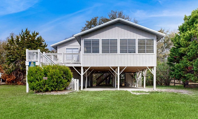 Edisto Island Casa | Beach home with huge lawn, open deck, covered patio & grill