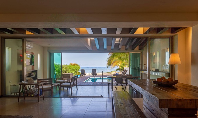 Zona Hotelera Norte Casa | Beach house w/ private pool & sandy beach for 8