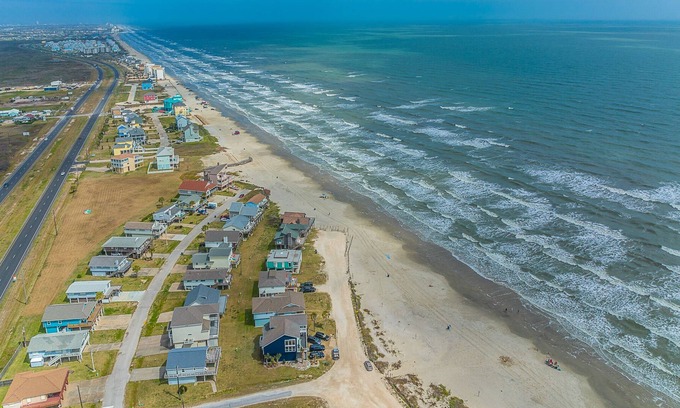 Spanish Grant Casa | Beach House! 2nd Row! 6 minutes to Galveston Activities!