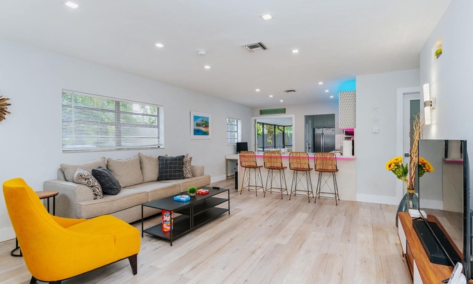 North Andrews Gardens Casa | Beach House- BBQ, Patio, Hammock, Family-friendly
