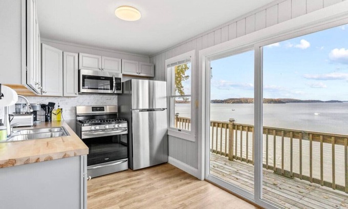 Colchester Cabaña | Beach House · Beautiful Beachfront House, Close to Burlington!