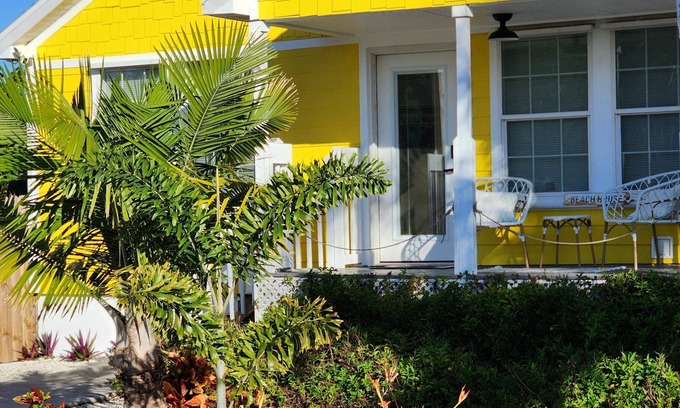 Harlem Heights Casa | ¡Linda casa de playa de 3 dormitorios ubicada a minutos de Fort Myers Beach!